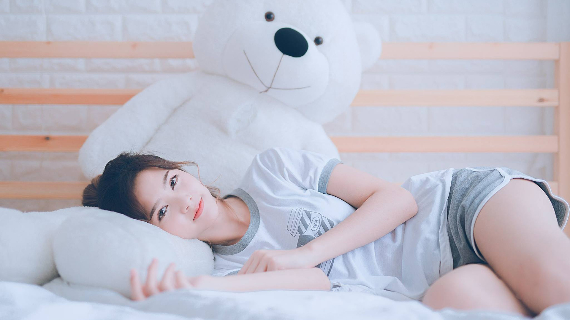 “三叉湖水上救生赛:选手在水中展开与时间赛跑的较量”