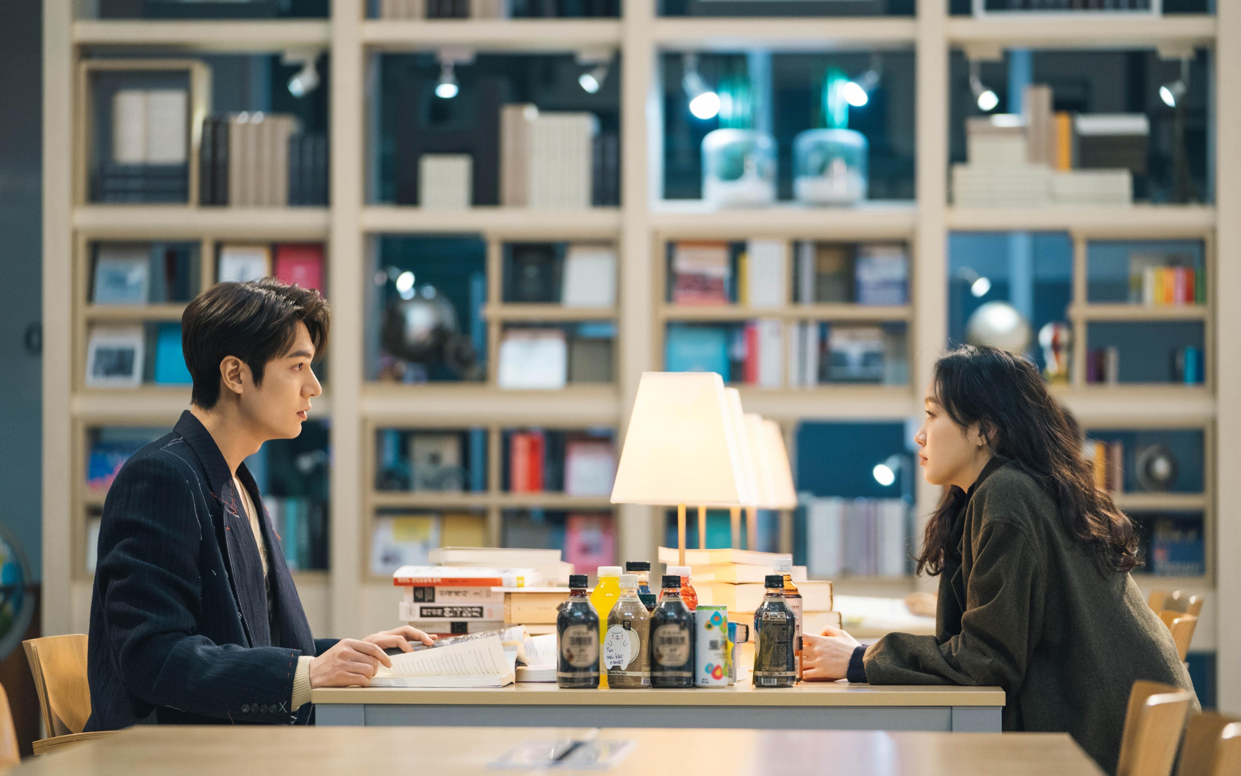 跳水赛场荷兰完成高难动作，荷兰女子跳高